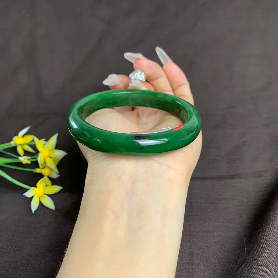 和田玉59圈口菠菜绿黑皮碧玉手镯！圈口59宽12玉质细腻油润 底色纯净 无裂无棉 脂粉好，品质高。