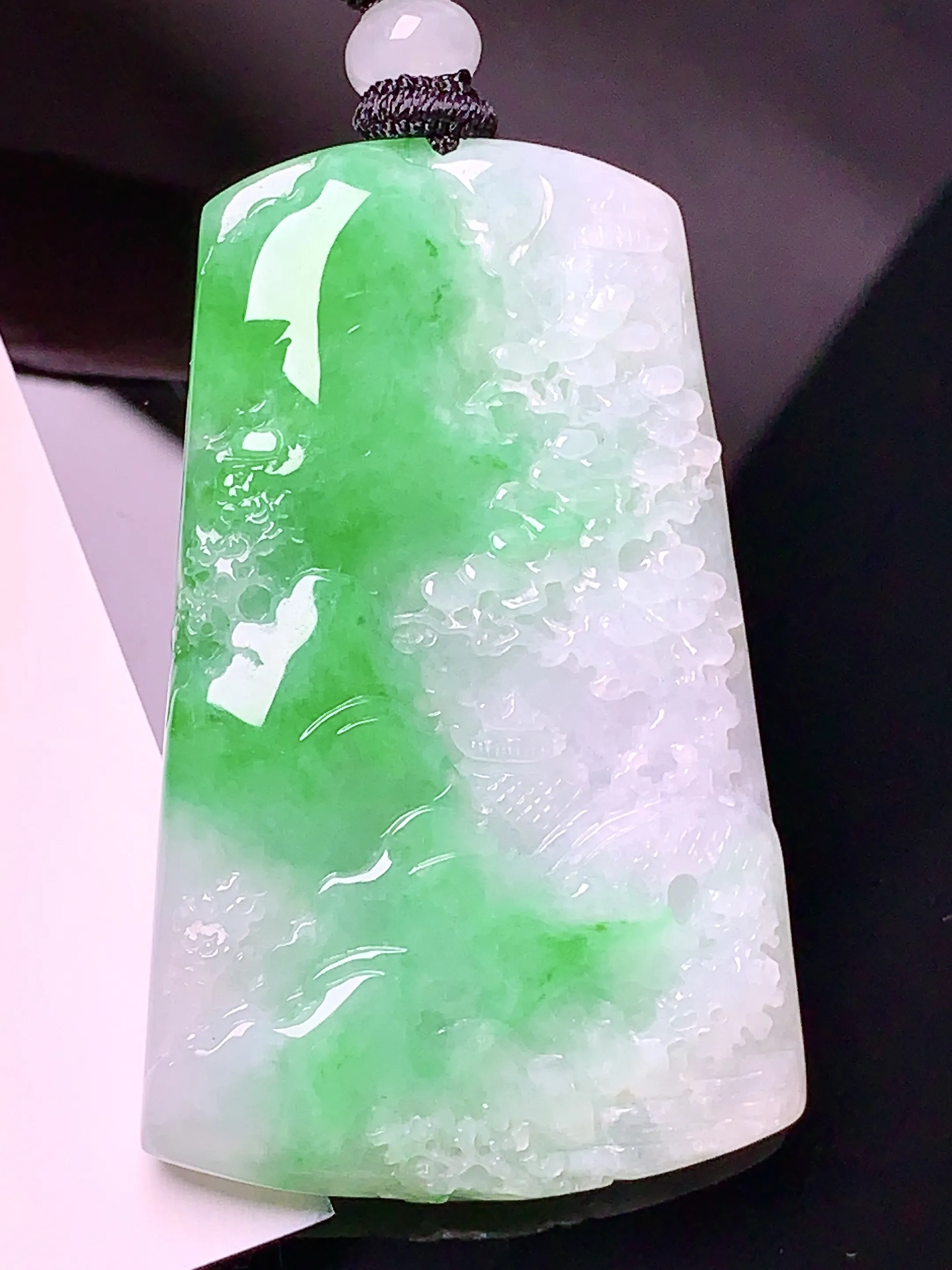 飘绿山水牌吊坠 玉质细腻 色泽清新艳丽 整体尺寸50.8*31.7*6