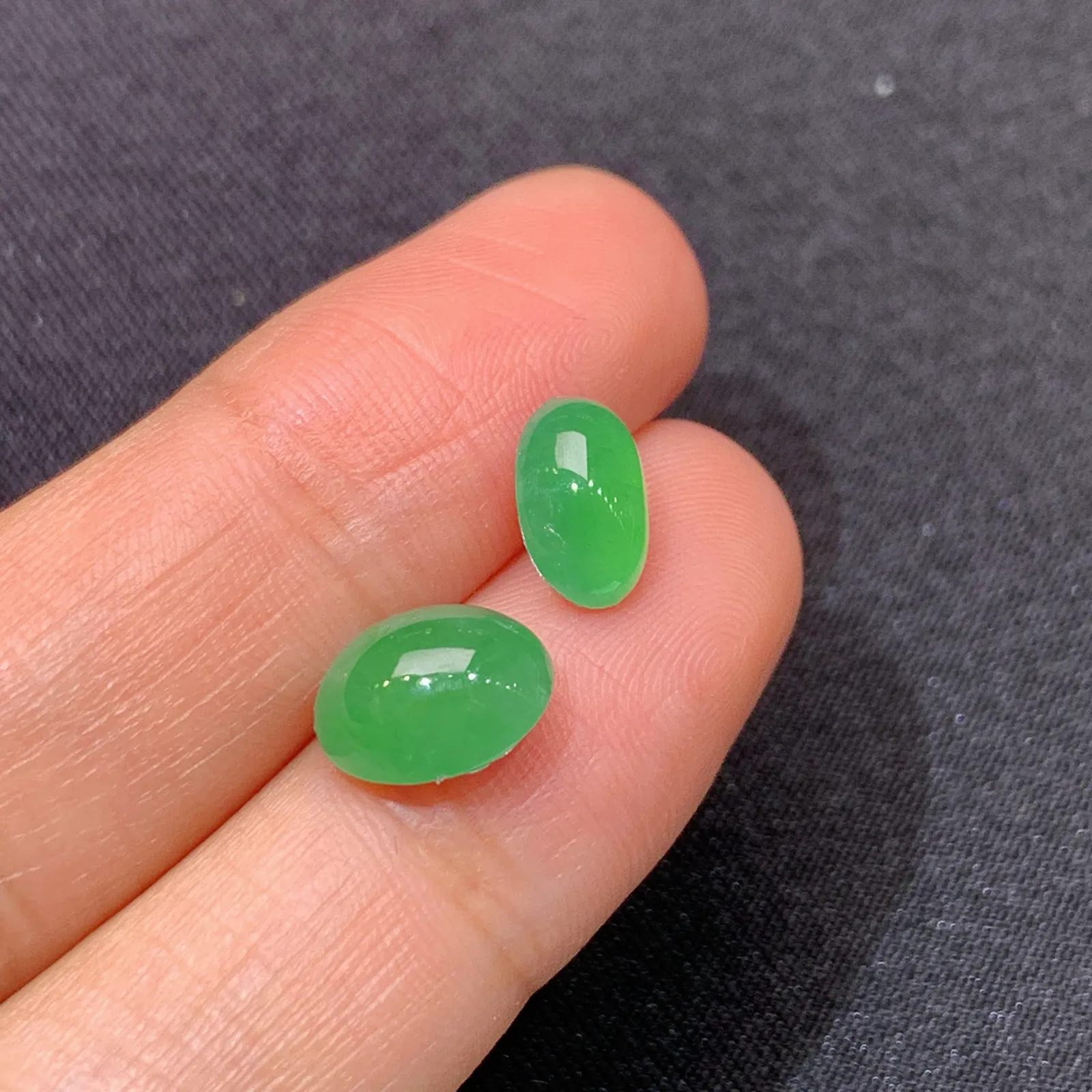 阳绿蛋面一对，镶嵌佳品，冰润色阳，种水足 尺寸8.9*7.3*4.2