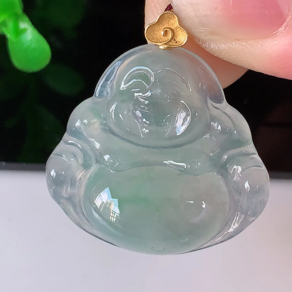 自然光实拍，18K金镶嵌冰种飘花翡翠佛公吊坠，冰透饱满， 佛公亦保平安，寓意有福（佛公）相伴，品相佳