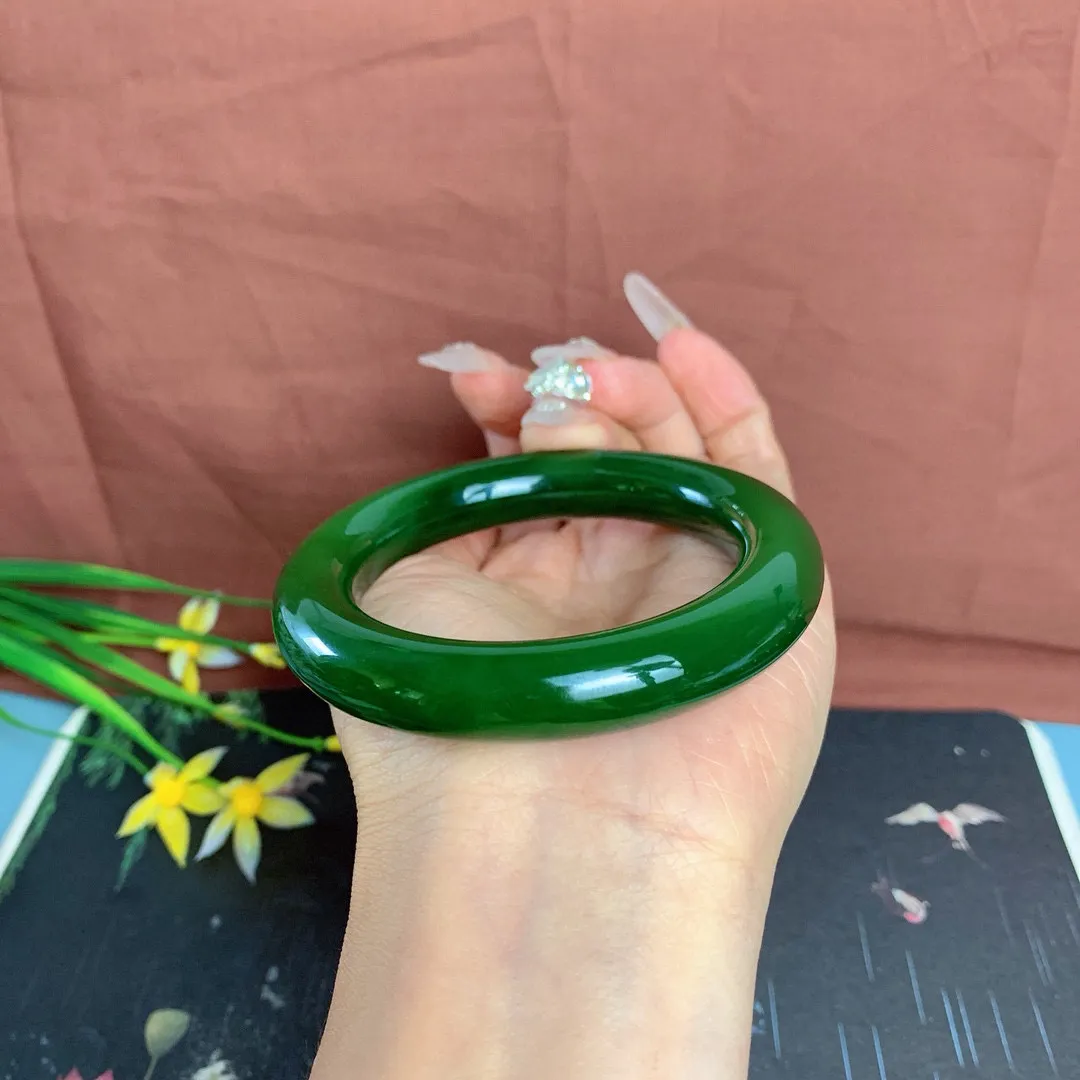 臻品，和田玉55圈口鲜菠菜绿肥圆条碧玉手镯！圈口55宽12.2玉质细腻油润 底色纯净 无裂无杂 脂粉好，品质高。