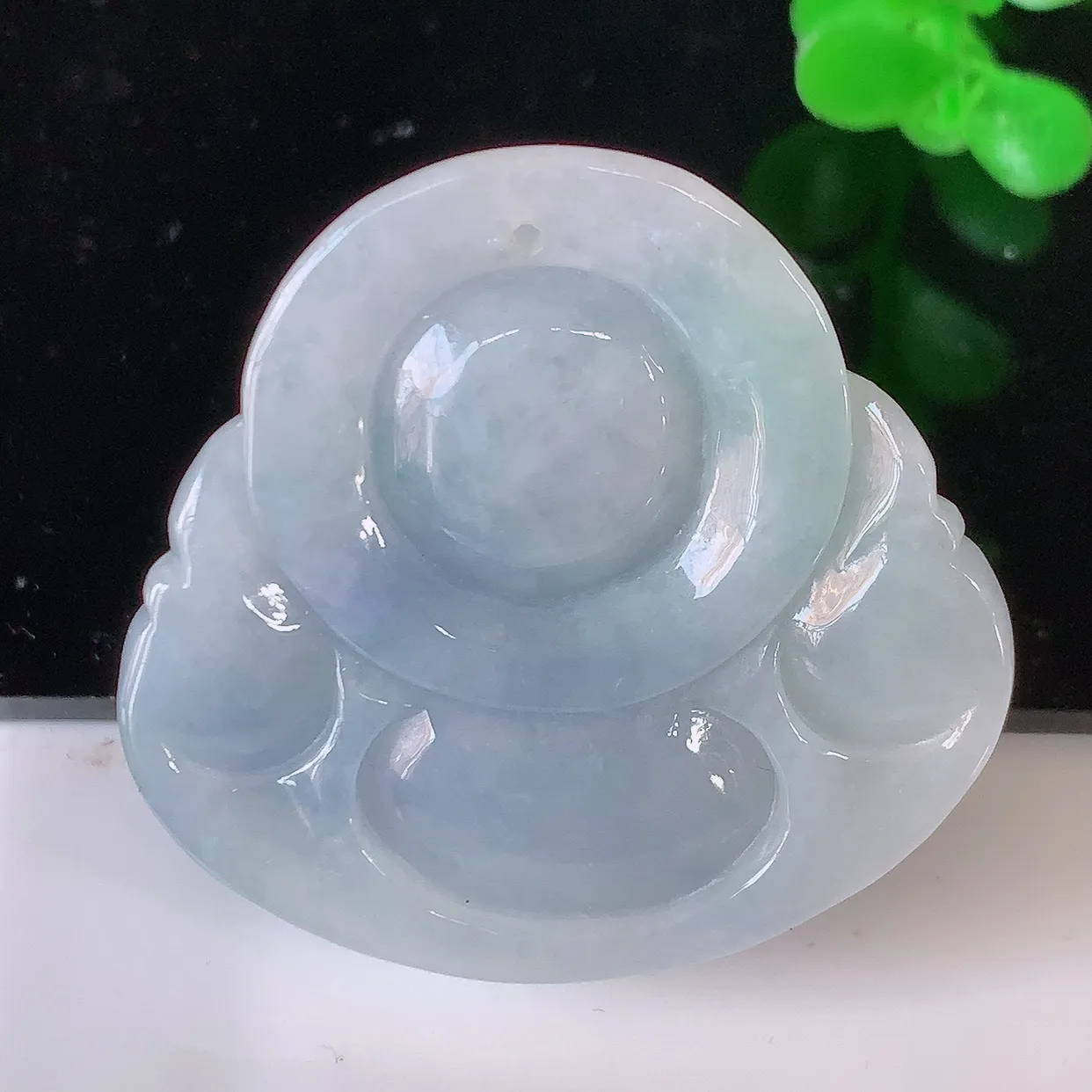 自然光实拍，大件厚装冰润紫罗兰翡翠佛公吊坠，翡翠开心笑佛，种老水足，颜色漂亮，立体饱满圆润，佩戴效果赞#46.4