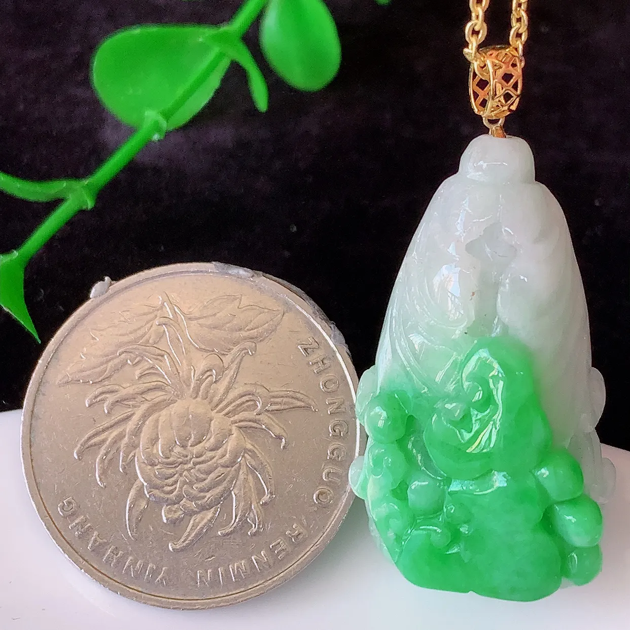 18K金镶嵌辣绿翡翠招百财白菜吊坠，百财聚来，财源滚滚，色泽鲜艳，精工水润的白菜，性价比高！#1.4