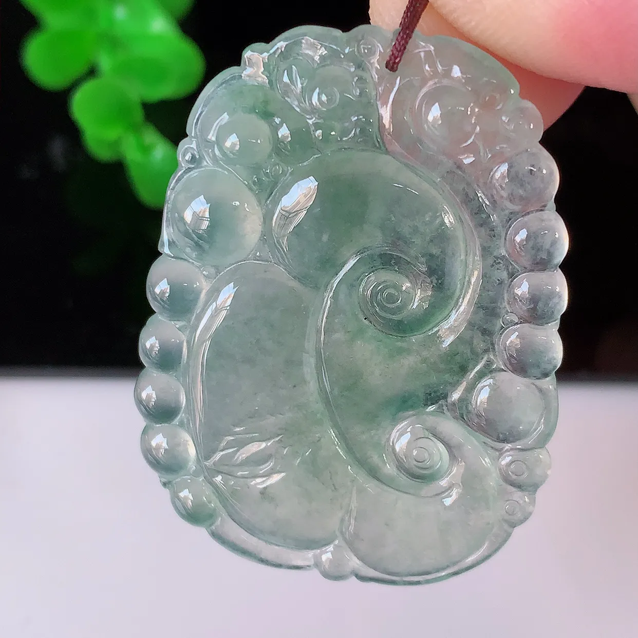 自然光实拍，冰种翡翠如意吊坠，冰透，翠色灵动，饱满，万事如意，如意一生，配戴精美！#01.4