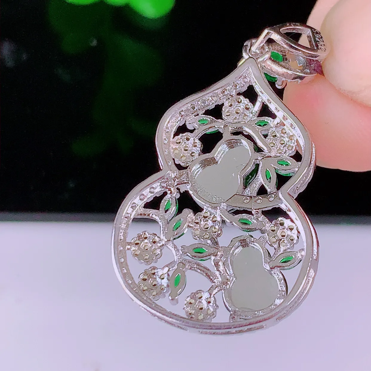 冰透满绿翡翠葫芦925银镶嵌吊坠，自然光实拍，翠色灵动，颜色漂亮，种老水足，品相佳，佩戴佳品！#97.4整体35*19.5*7裸石7.7*5.5