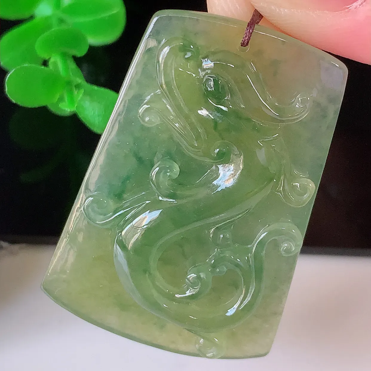 自然光实拍，精雕冰种黄加绿翡翠龙牌吊坠，龙行天下，雕工立体精湛，翡翠龙牌，种老水足，配戴霸气时尚，值