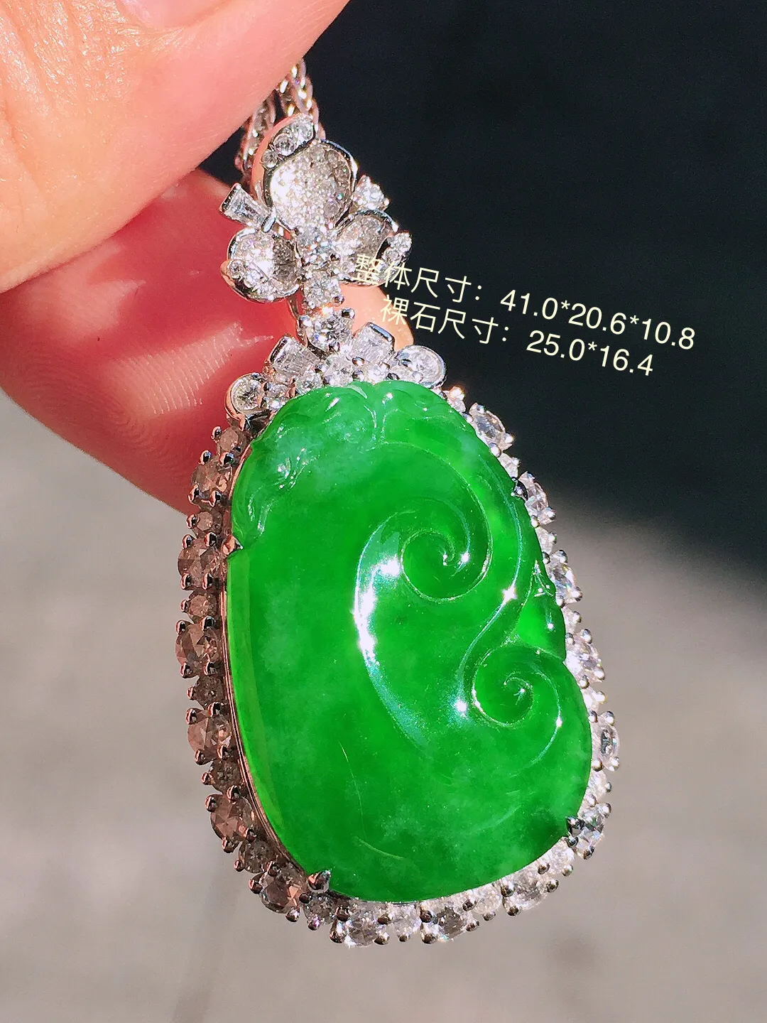 阳绿如意吊坠，色泽均匀艳丽，玉质细腻，荧光感超
强，饱满圆润，尽显优雅气质，18k
金豪华镶嵌