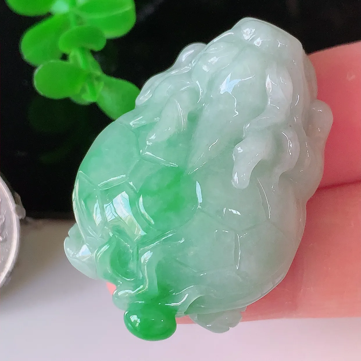 自然光实拍，冰润飘绿翡翠招财龙龟吊坠，种老水足，雕工精湛 ，寓意美好，佩戴时尚出众！#87.4