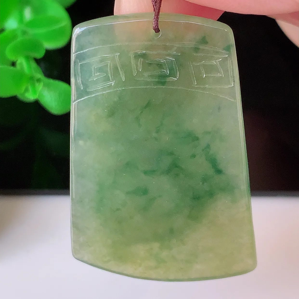 自然光实拍，精雕冰种黄加绿翡翠龙牌吊坠，龙行天下，雕工立体精湛，翡翠龙牌，种老水足，配戴霸气时尚，值