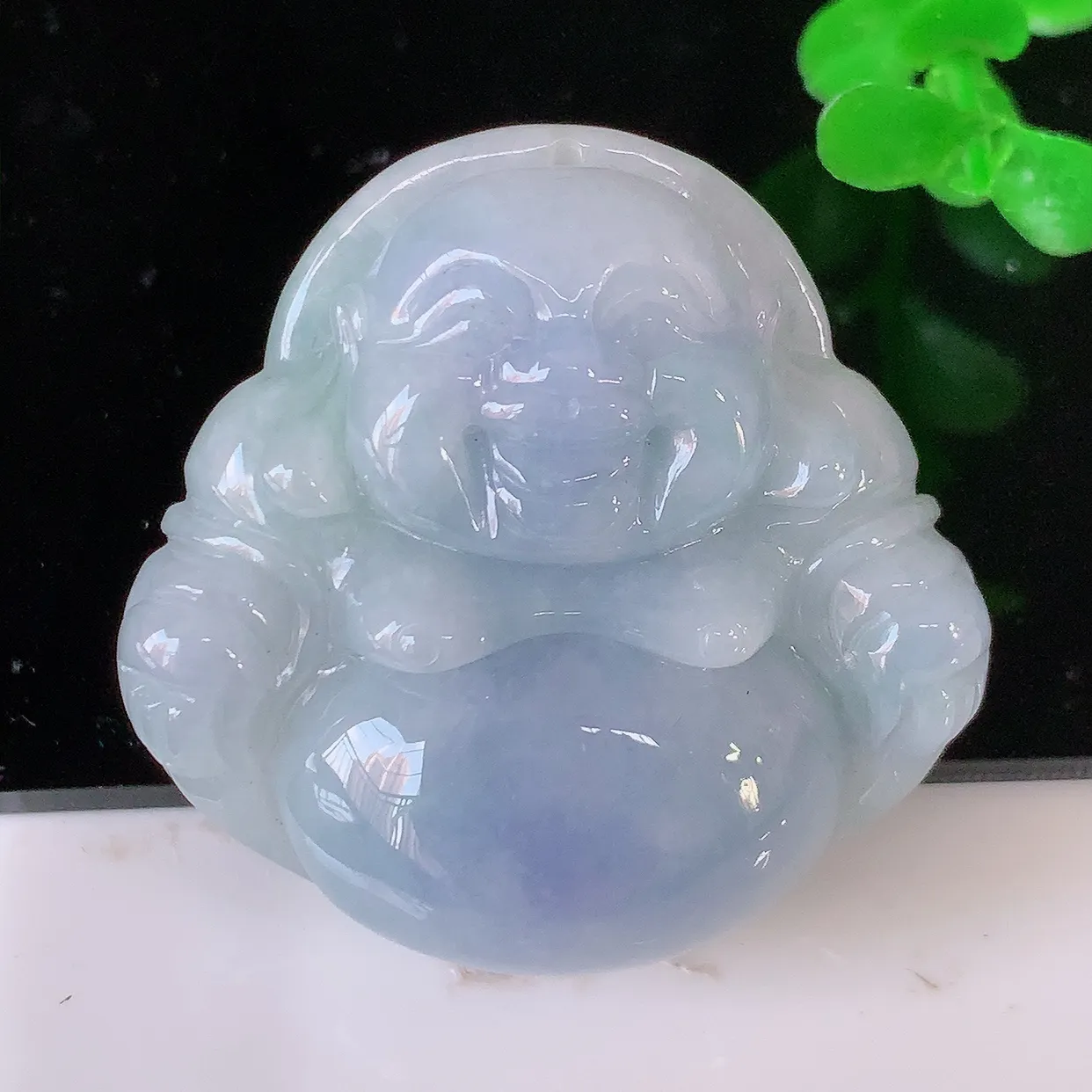 自然光实拍，大件厚装冰润紫罗兰翡翠佛公吊坠，翡翠开心笑佛，种老水足，颜色漂亮，立体饱满圆润，佩戴效果赞#46.4