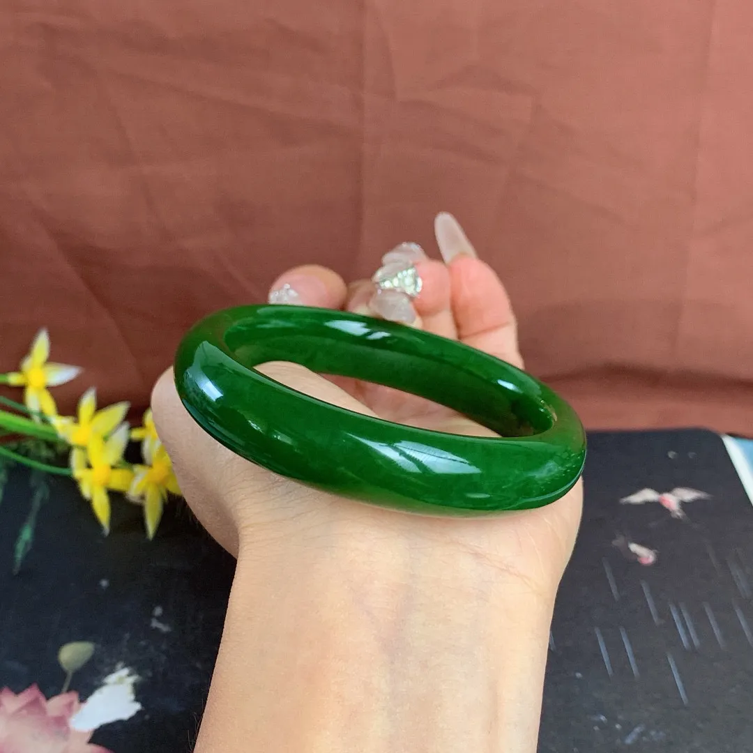 臻品，传家宝，和田玉57圈口鲜菠菜绿碧玉手镯！圈口57宽13.6玉质细腻油润 底色纯净 无裂无杂 脂粉好，品质高。