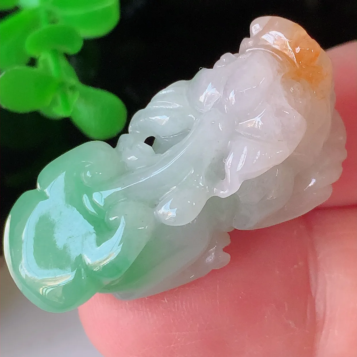 自然光实拍，冰润黄加绿翡翠招财貔貅吊坠，三彩，民间有“一摸貔貅运程旺盛，再摸貔貅财运滚滚，三摸貔貅平步青云 ”的美好祝愿。#81.4