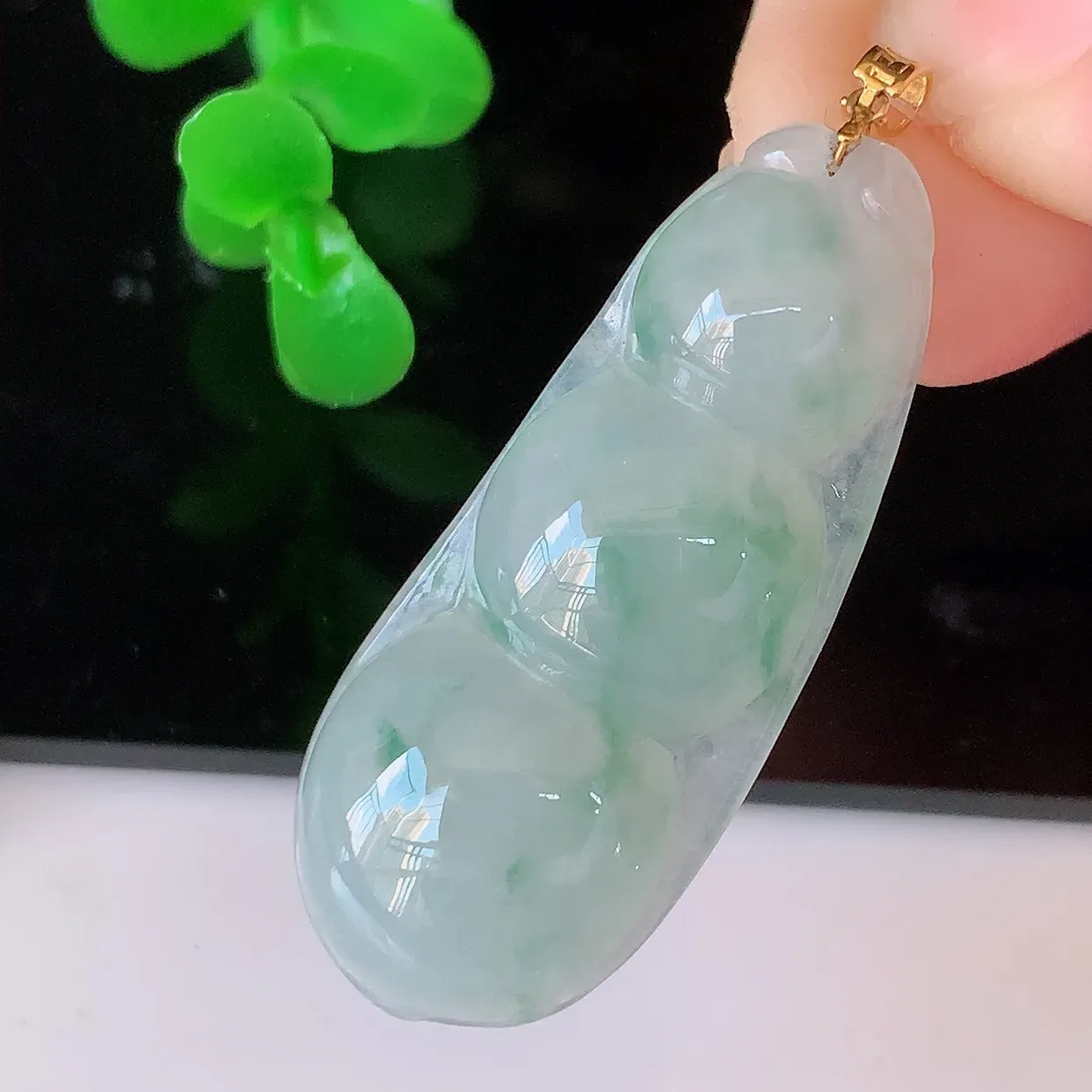 18K金镶嵌冰飘花翡翠四季豆吊坠，平安豆福豆玉坠，冰润通透，豆粒饱满，寓意：豆蔻年华！#49.4