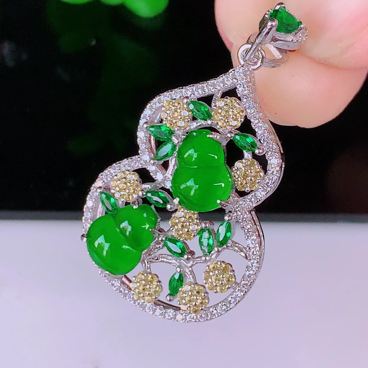冰透满绿翡翠葫芦925银镶嵌吊坠，自然光实拍，翠色灵动，颜色漂亮，种老水足，品相佳，佩戴佳品！#97