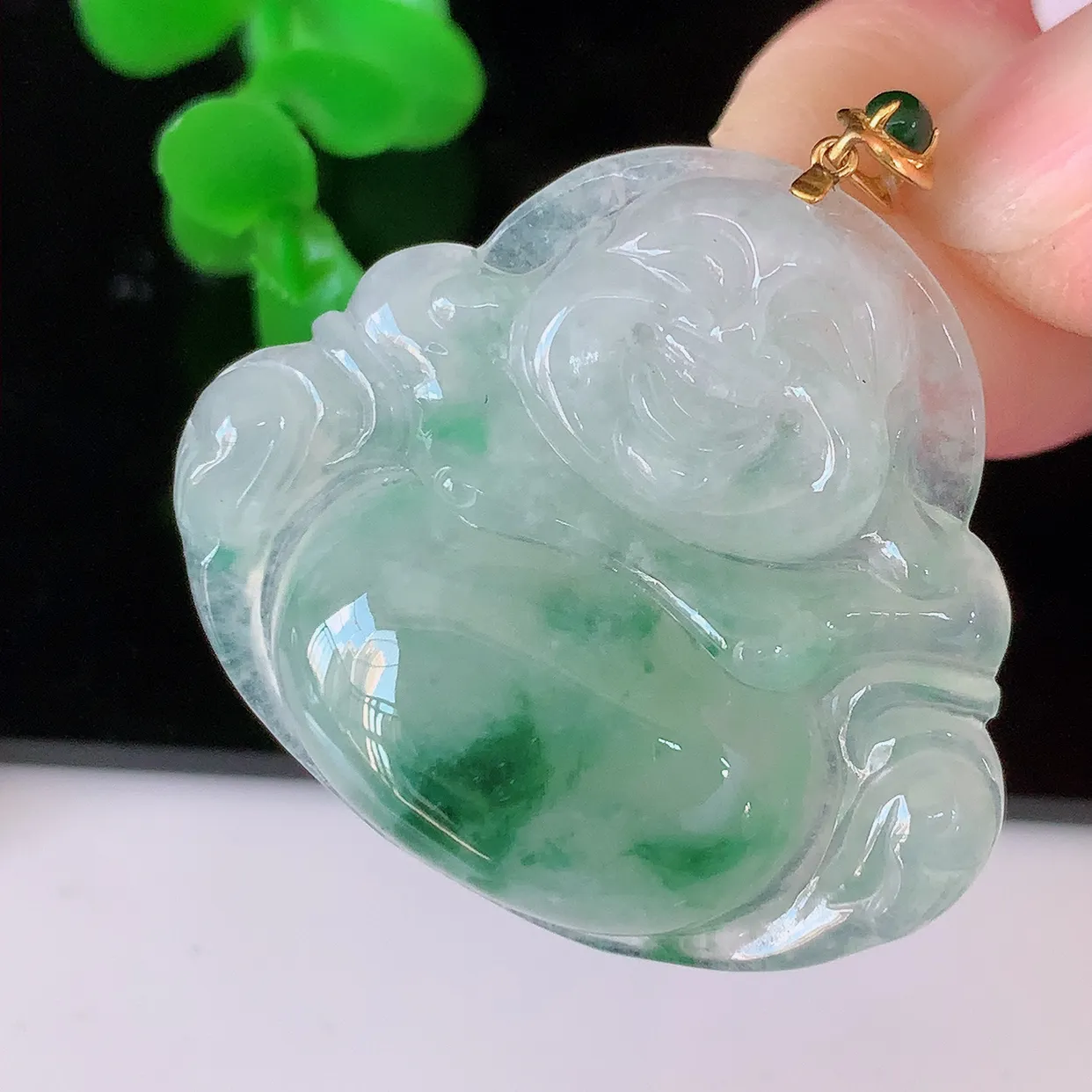 自然光实拍，18K金镶嵌冰种飘花翡翠佛公吊坠，冰透饱满， 佛公亦保平安，寓意有福（佛公）相伴，品相佳，配戴优雅迷人！#49.4整体32.5裸石30.8*27*5.6