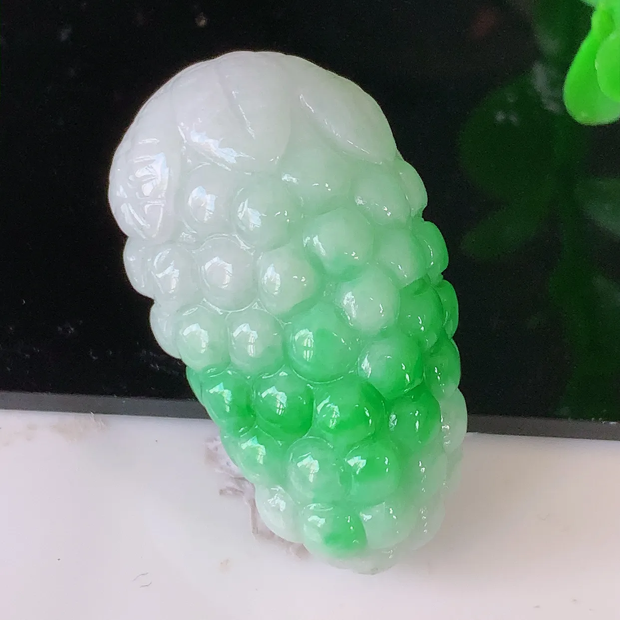 自然光实拍，冰润飘绿翡翠多子多福葡萄吊坠，种老水足，雕工精湛 ，寓意美好，佩戴时尚出众！#1.4