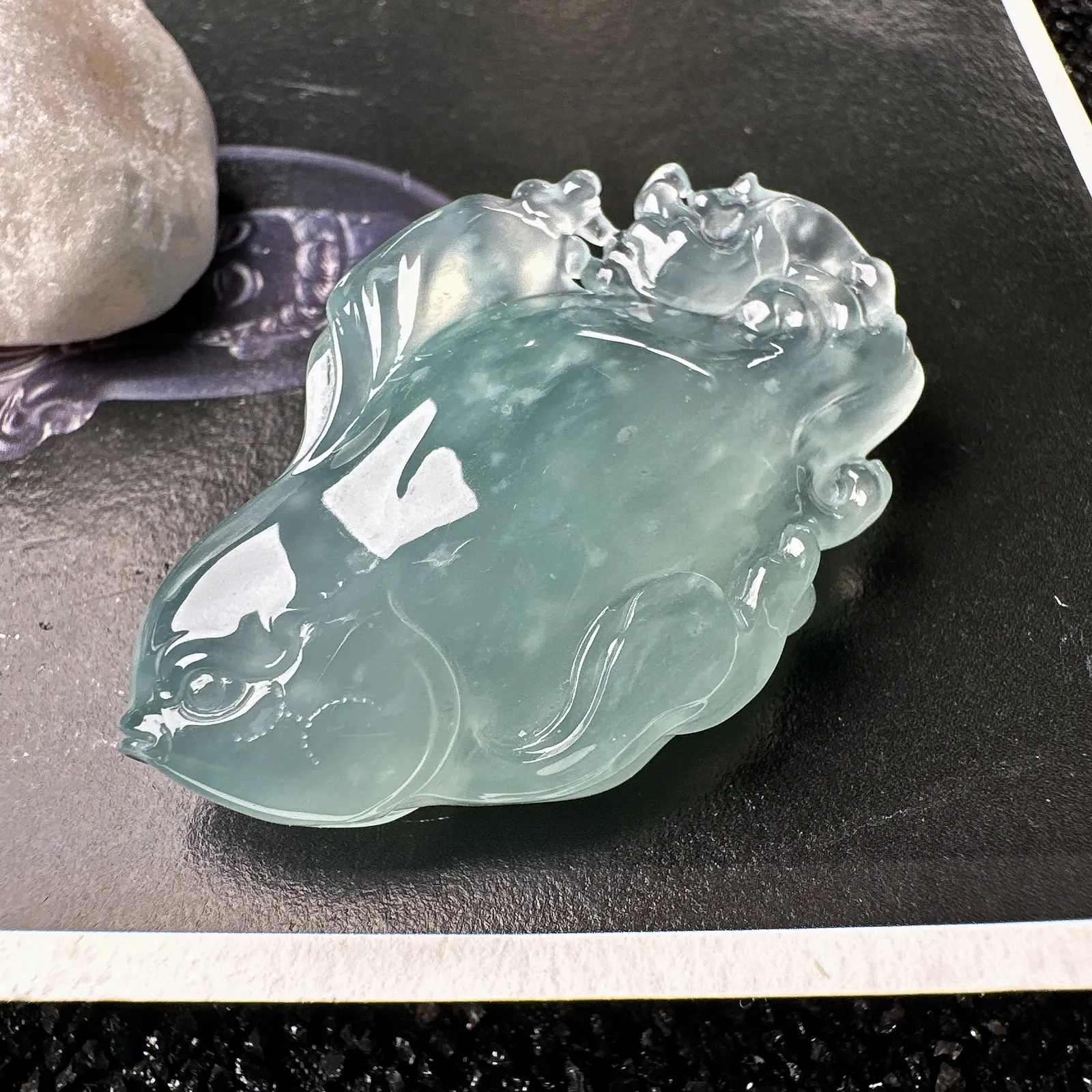 【冰种天空蓝小鱼儿】连年有余，质地不错，纯净细腻，胶感好。雕工精美，寓意好。