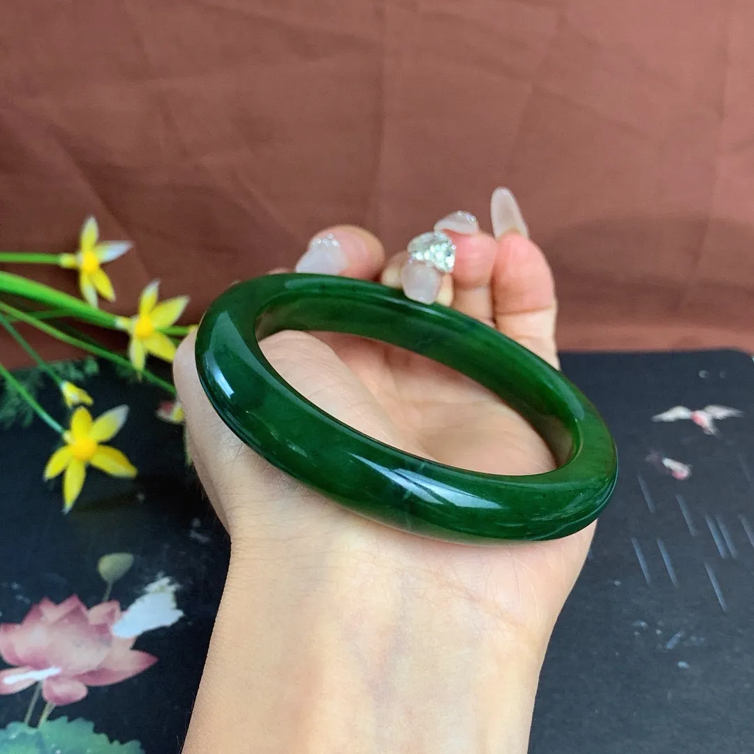 和田玉60圈口菠菜绿碧玉手镯！圈口60宽12玉质细腻油润 底色纯净 无裂无棉 脂粉好，品质高。