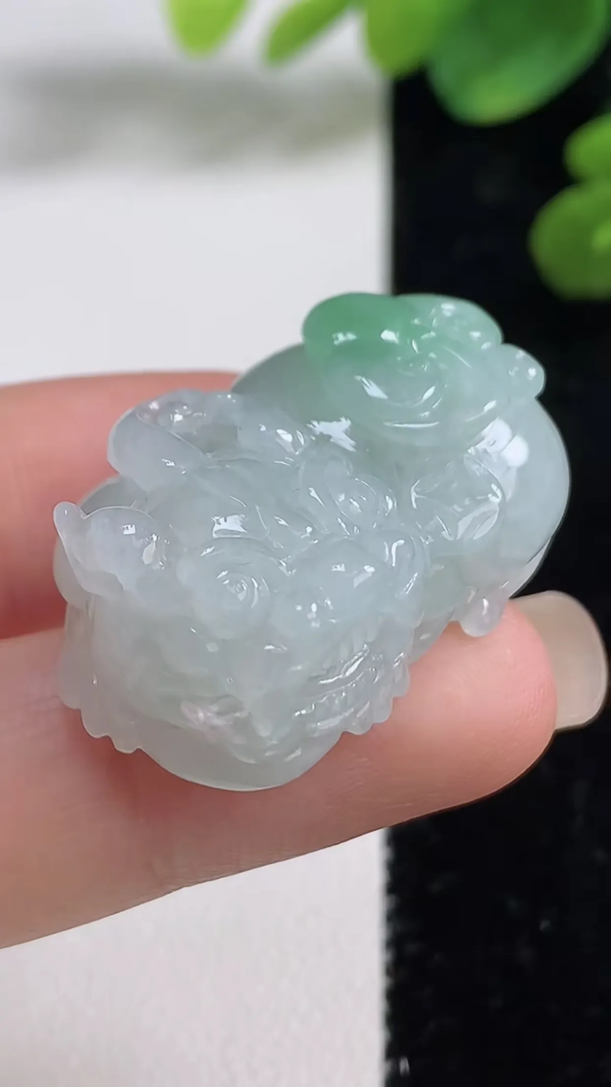 缅甸天然翡翠a货 老坑料起胶冰种 飘绿招财霸王貔貅吊坠，尺寸31.3-19.2-12.4mm  y 