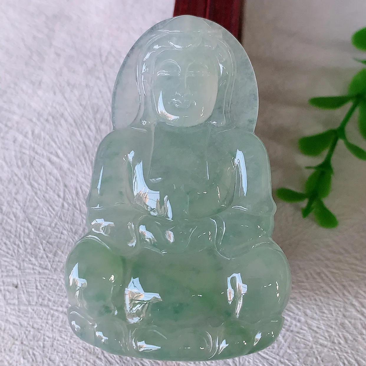 自然光实拍，大件冰种飘花翡翠正庄观音菩萨吊坠，赐福翡翠观音，翠绿迷人，观音面相端庄，佩戴时尚出众！#