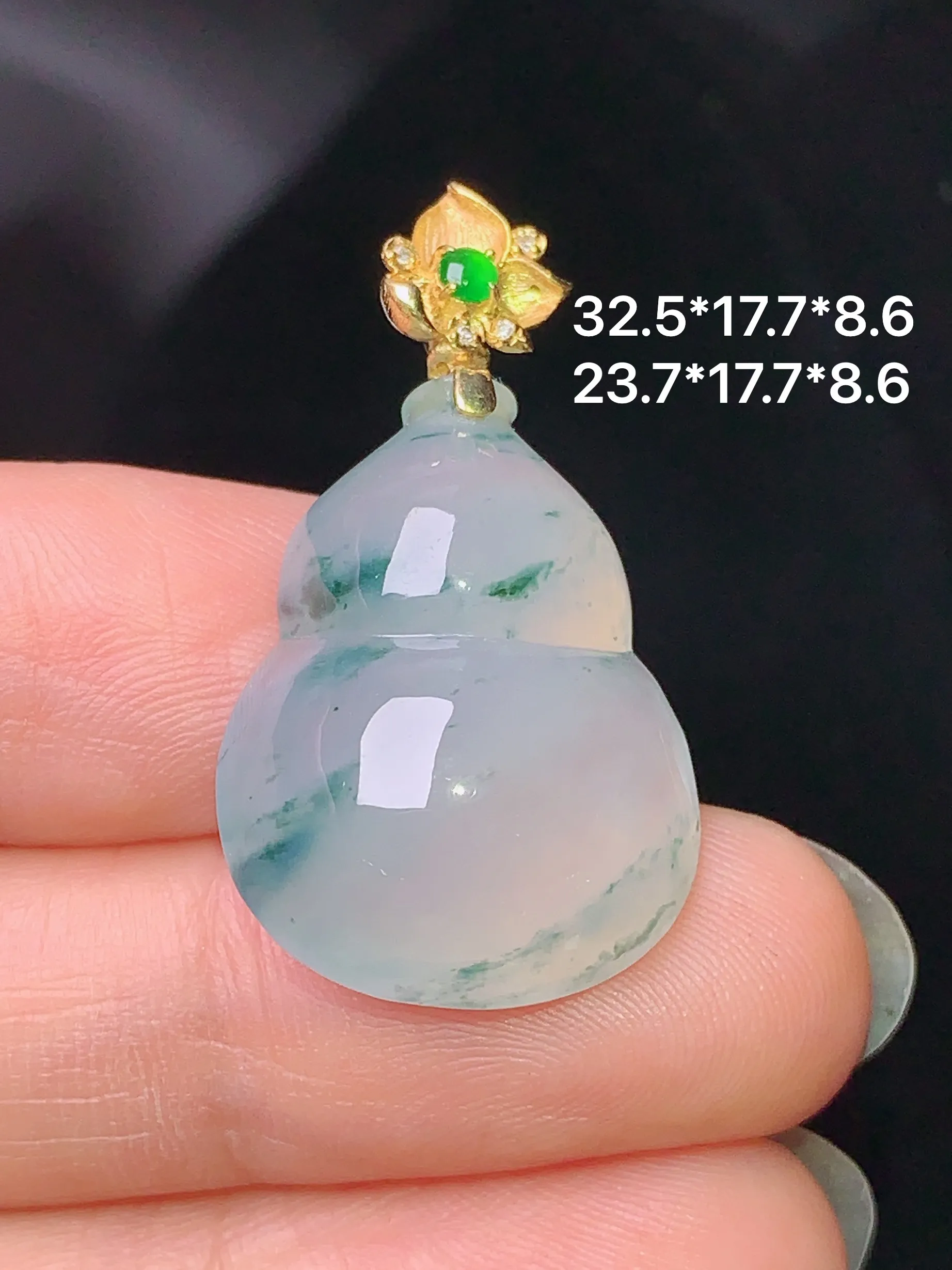 18k金钻镶嵌飘绿葫芦吊坠 玉质细腻 色泽清新艳丽 整体尺寸32.5*17.7*8.6