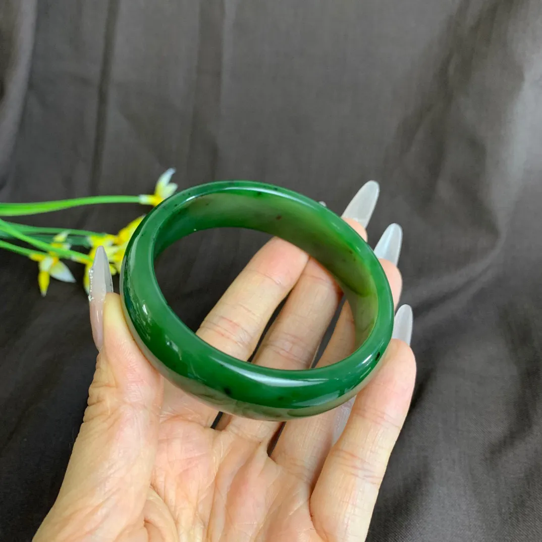 和田玉58圈口鲜菠菜绿宽版碧玉手镯！玉质细腻油润 底色纯净 无裂无棉 脂粉好，品质高。