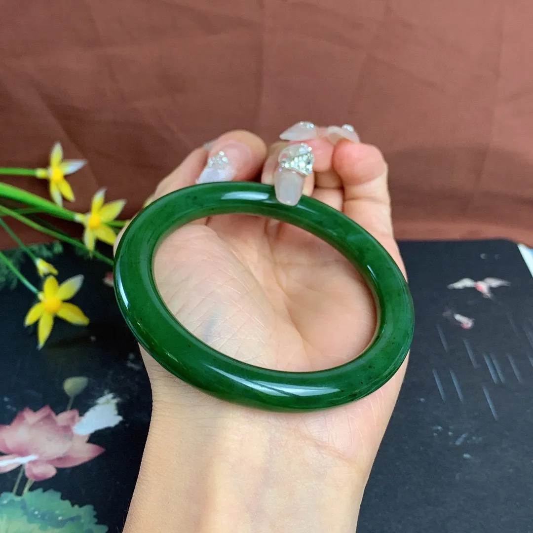 和田玉57圈口菠菜绿圆条碧玉手镯！圈口57宽9玉质细腻油润 底色纯净 无裂无棉 脂粉好，品质高。