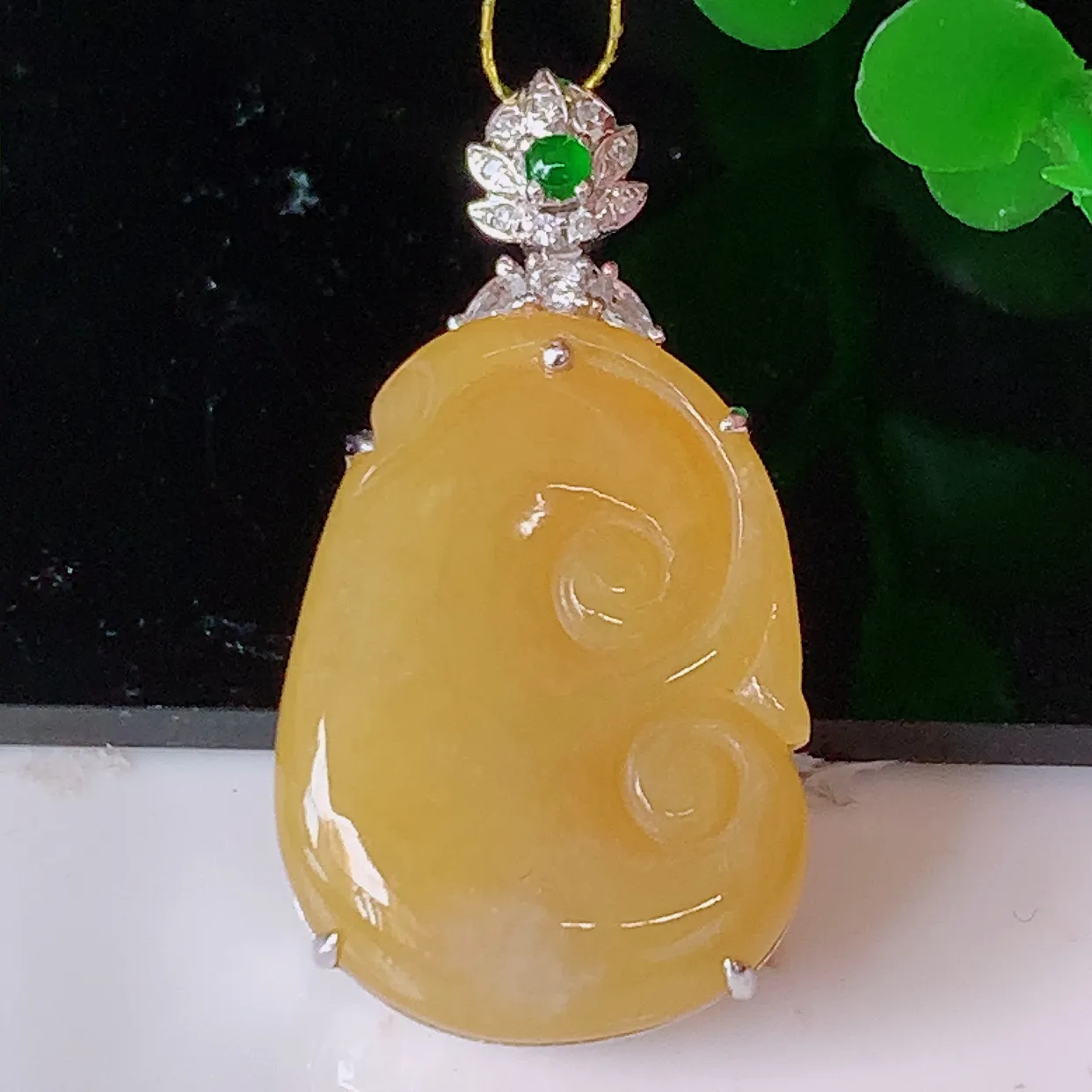 自然光实拍，18k金镶嵌黄翡翡翠如意吊坠，寓意顺心如意，事事如意，吉祥如意，细腻饱满，色泽鲜艳，称心