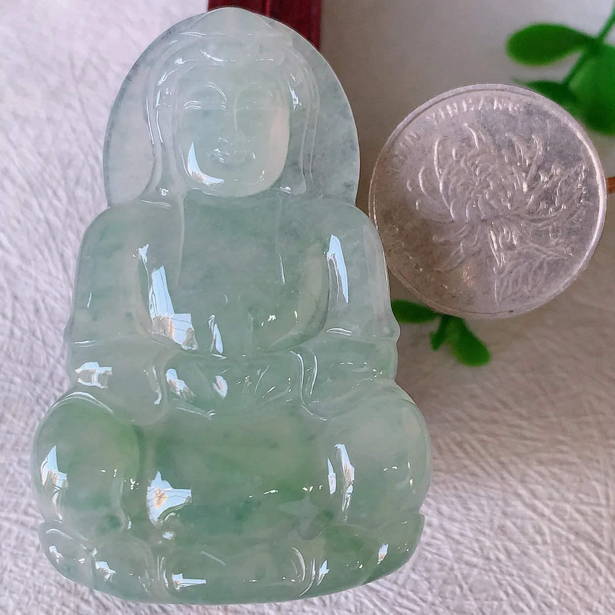 自然光实拍，大件冰种飘花翡翠正庄观音菩萨吊坠，赐福翡翠观音，翠绿迷人，观音面相端庄，佩戴时尚出众！#57.4