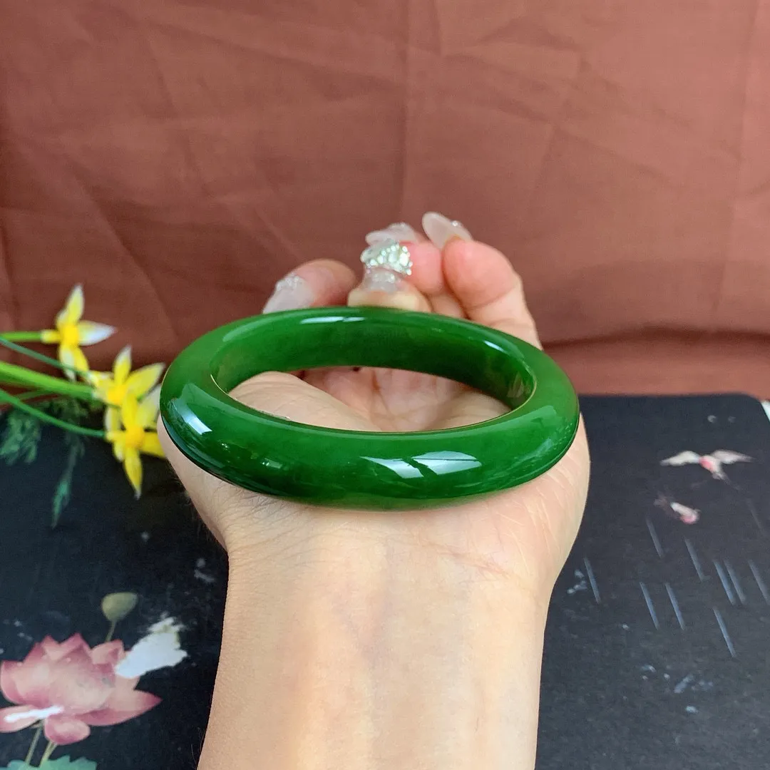 臻品，传家级别，和田玉58圈口鲜菠菜绿碧玉手镯！圈口58宽12.8厚9.2重62.3克，玉质细腻油润 底色纯净 无裂无杂 脂粉好，品质高。