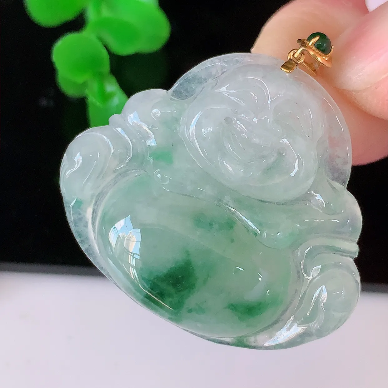 自然光实拍，18K金镶嵌冰种飘花翡翠佛公吊坠，冰透饱满， 佛公亦保平安，寓意有福（佛公）相伴，品相佳，配戴优雅迷人！#49.4整体32.5裸石30.8*27*5.6