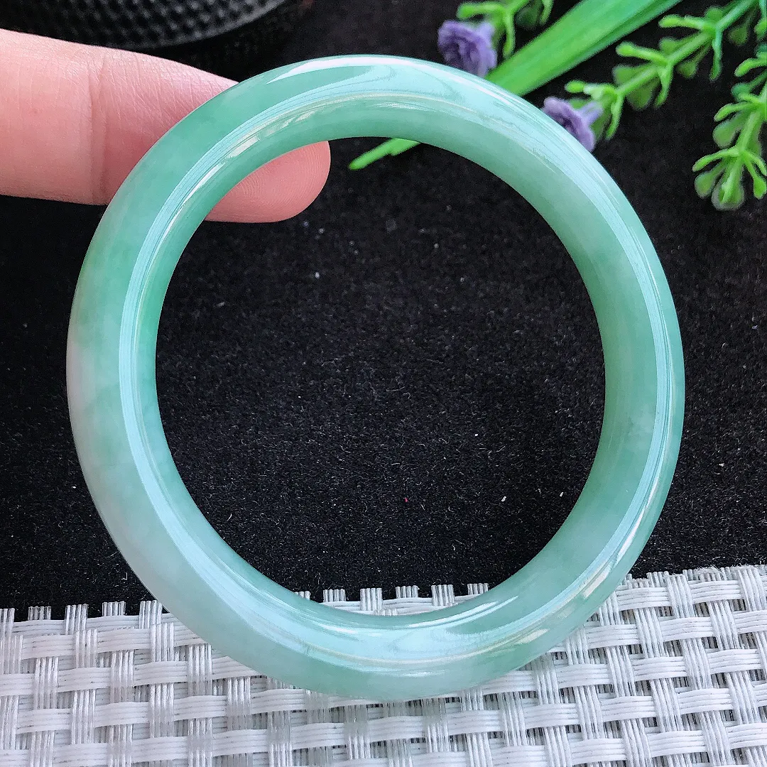 自然光51.5/8.8/8.6老坑精美冰润满绿圆条手镯天然翡翠玉镯百搭女款