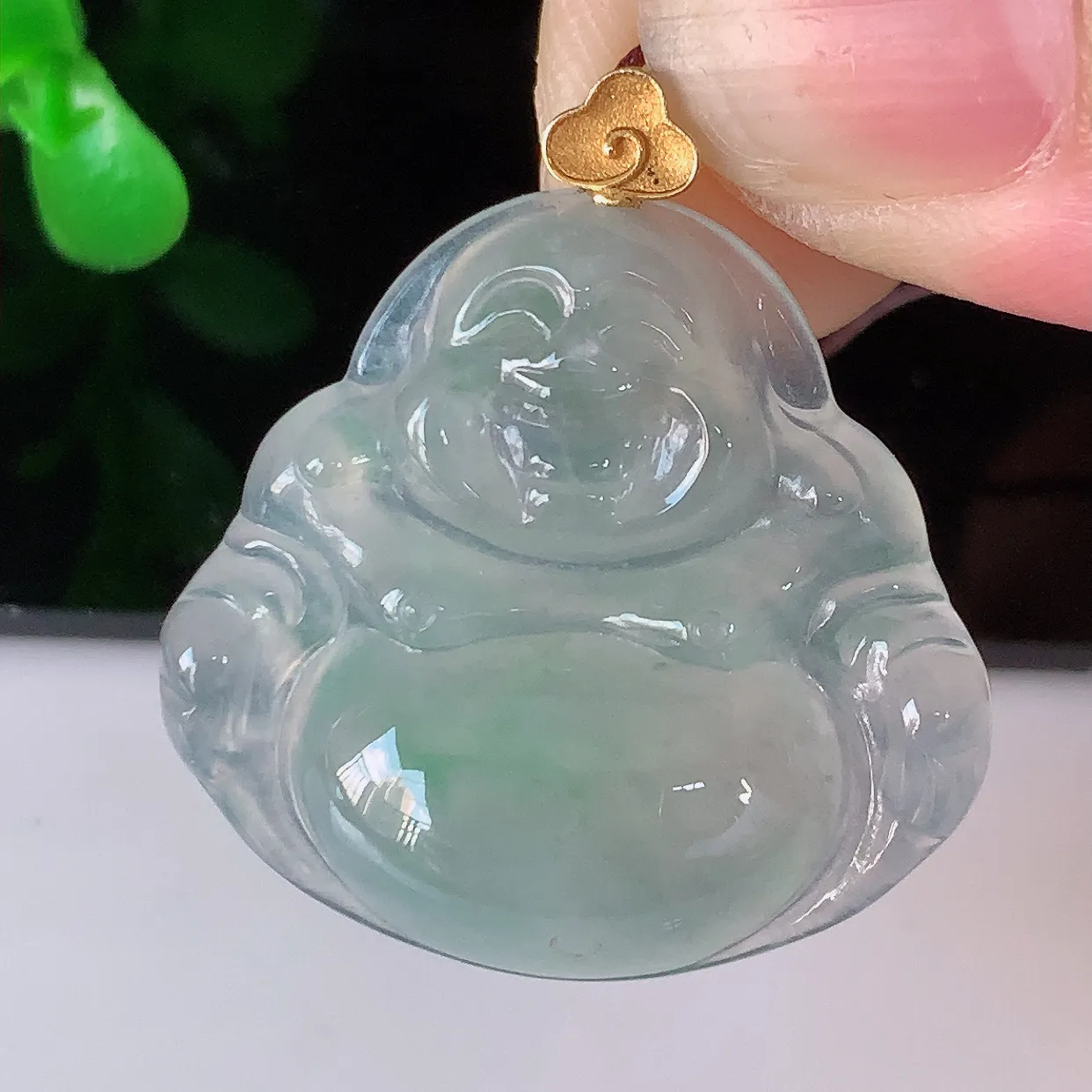 自然光实拍，18K金镶嵌冰种飘花翡翠佛公吊坠，冰透饱满， 佛公亦保平安，寓意有福（佛公）相伴，品相佳，配戴优雅迷人！#1.4整体29裸石26.6*25*6.2