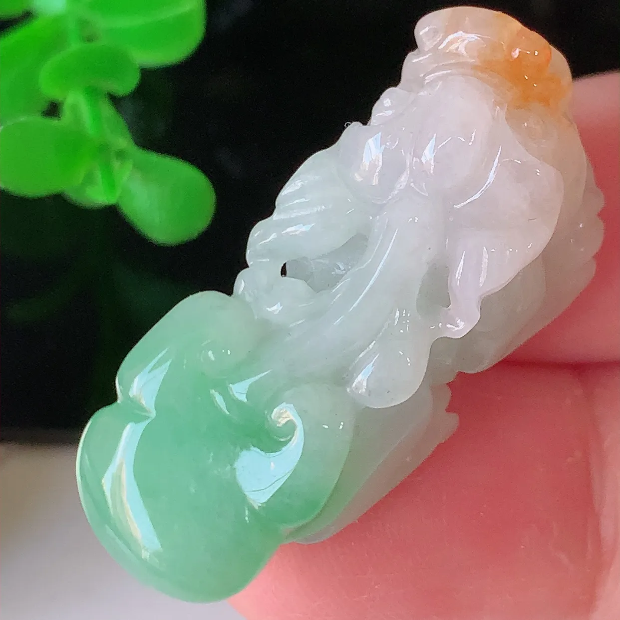 自然光实拍，冰润黄加绿翡翠招财貔貅吊坠，三彩，民间有“一摸貔貅运程旺盛，再摸貔貅财运滚滚，三摸貔貅平