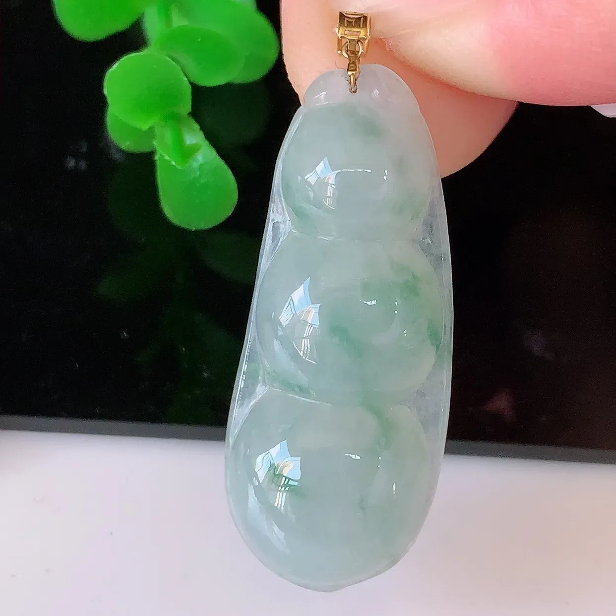 18K金镶嵌冰飘花翡翠四季豆吊坠，平安豆福豆玉坠，冰润通透，豆粒饱满，寓意：豆蔻年华！#49.4