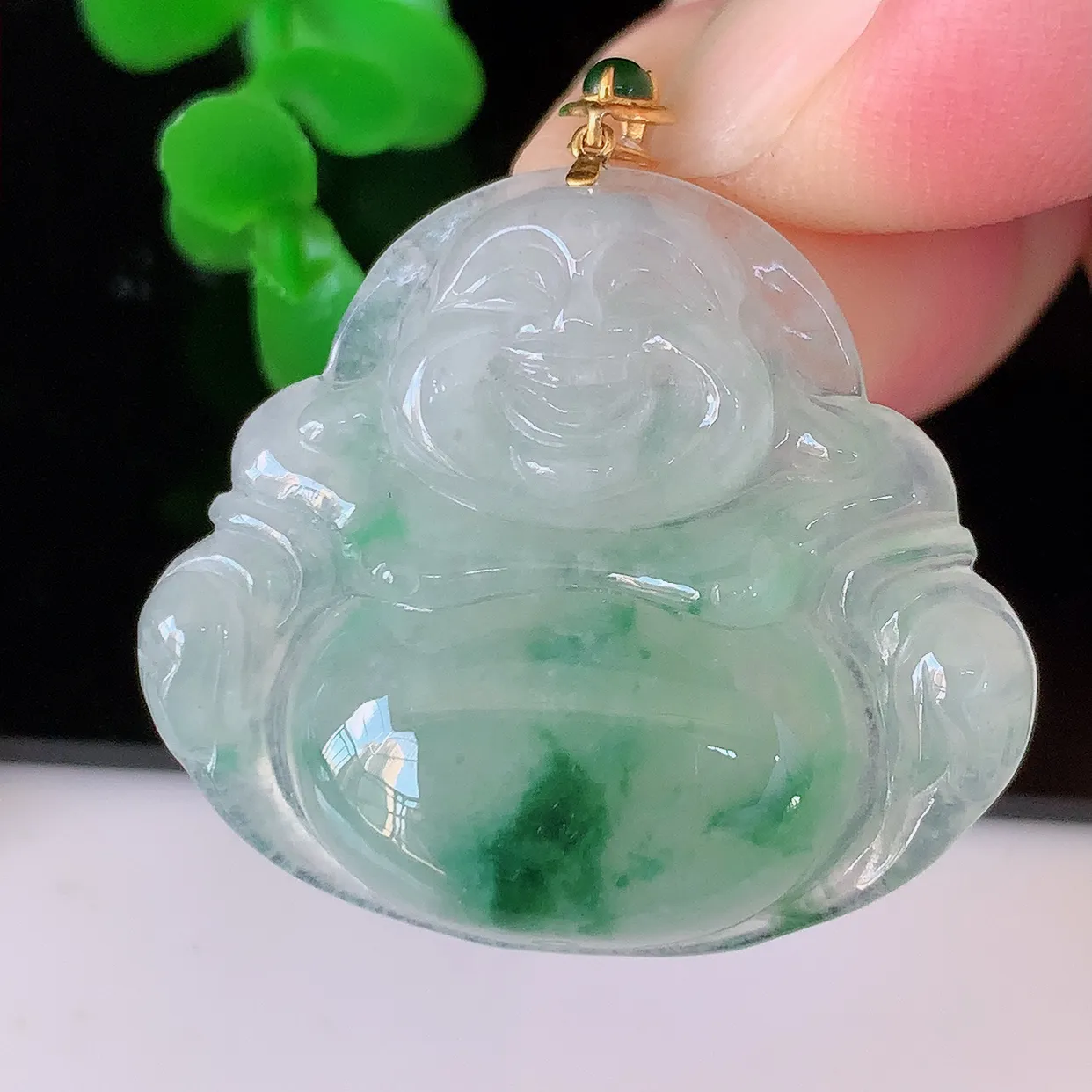自然光实拍，18K金镶嵌冰种飘花翡翠佛公吊坠，冰透饱满， 佛公亦保平安，寓意有福（佛公）相伴，品相佳，配戴优雅迷人！#49.4整体32.5裸石30.8*27*5.6
