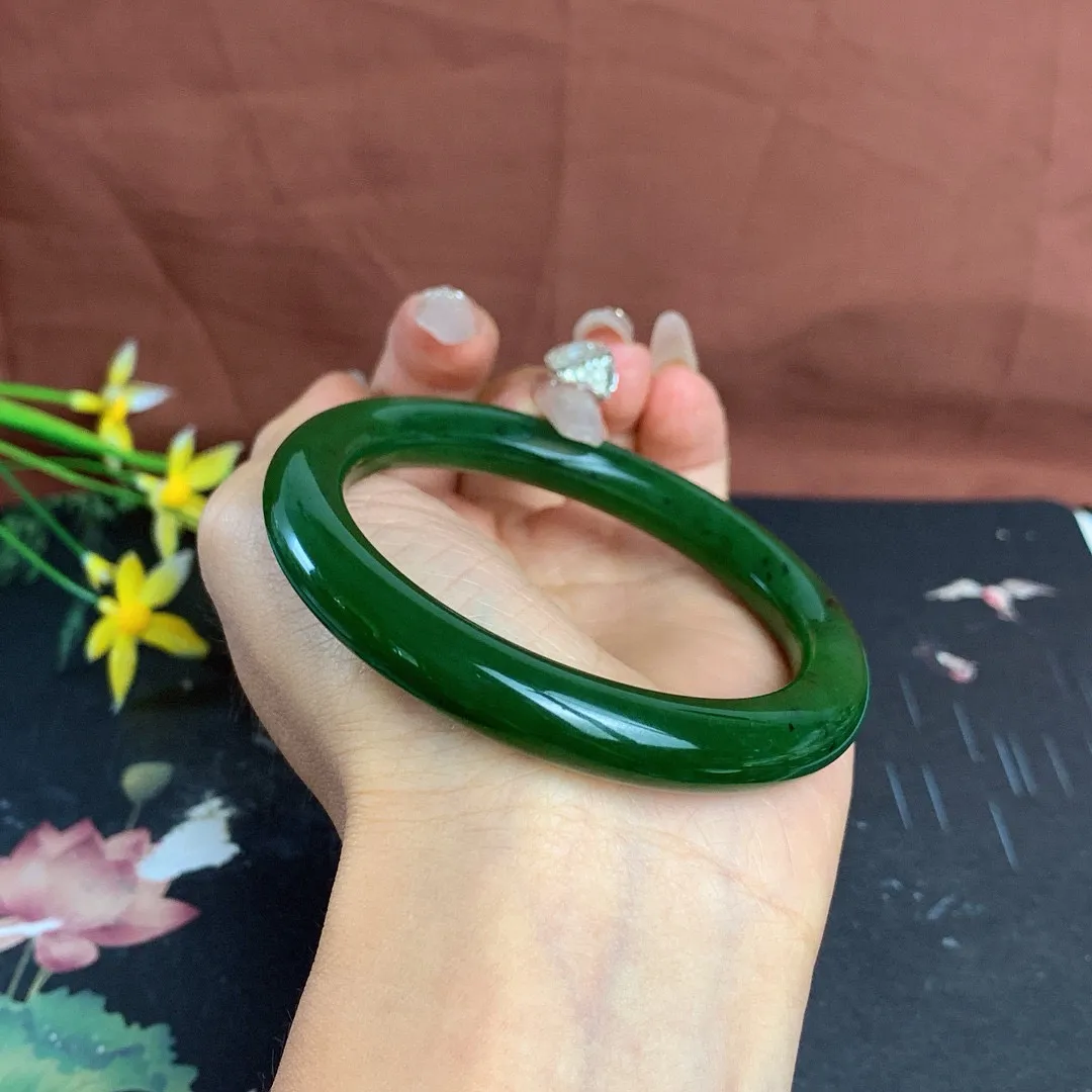 和田玉56.5圈口菠菜绿圆条碧玉手镯！圈口56.5宽9.2玉质细腻油润 底色纯净 无裂无棉 脂粉好，品质高。