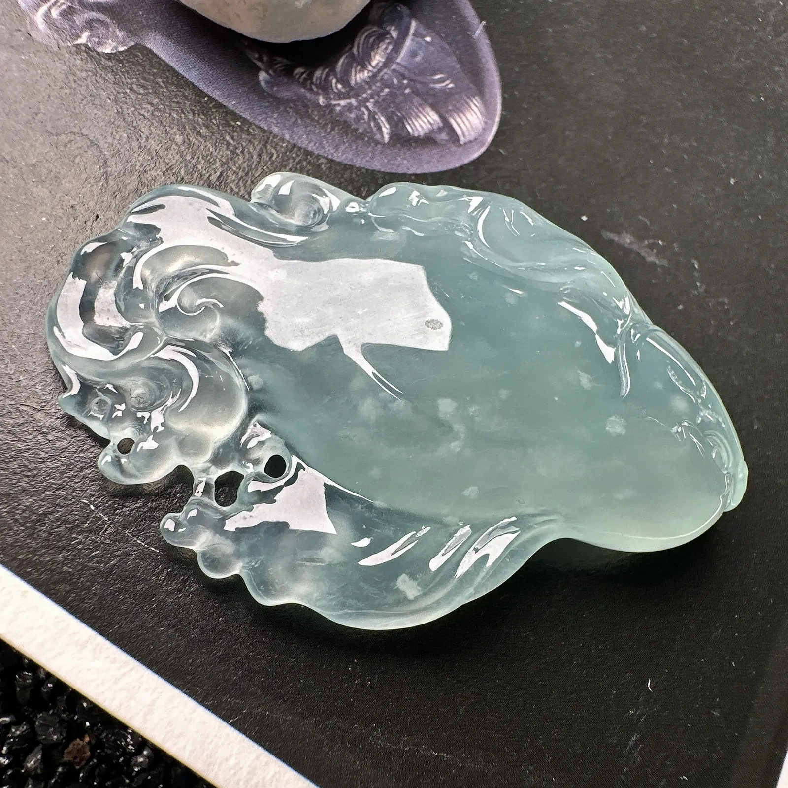 【冰种天空蓝小鱼儿】连年有余，质地不错，纯净细腻，胶感好。雕工精美，寓意好。