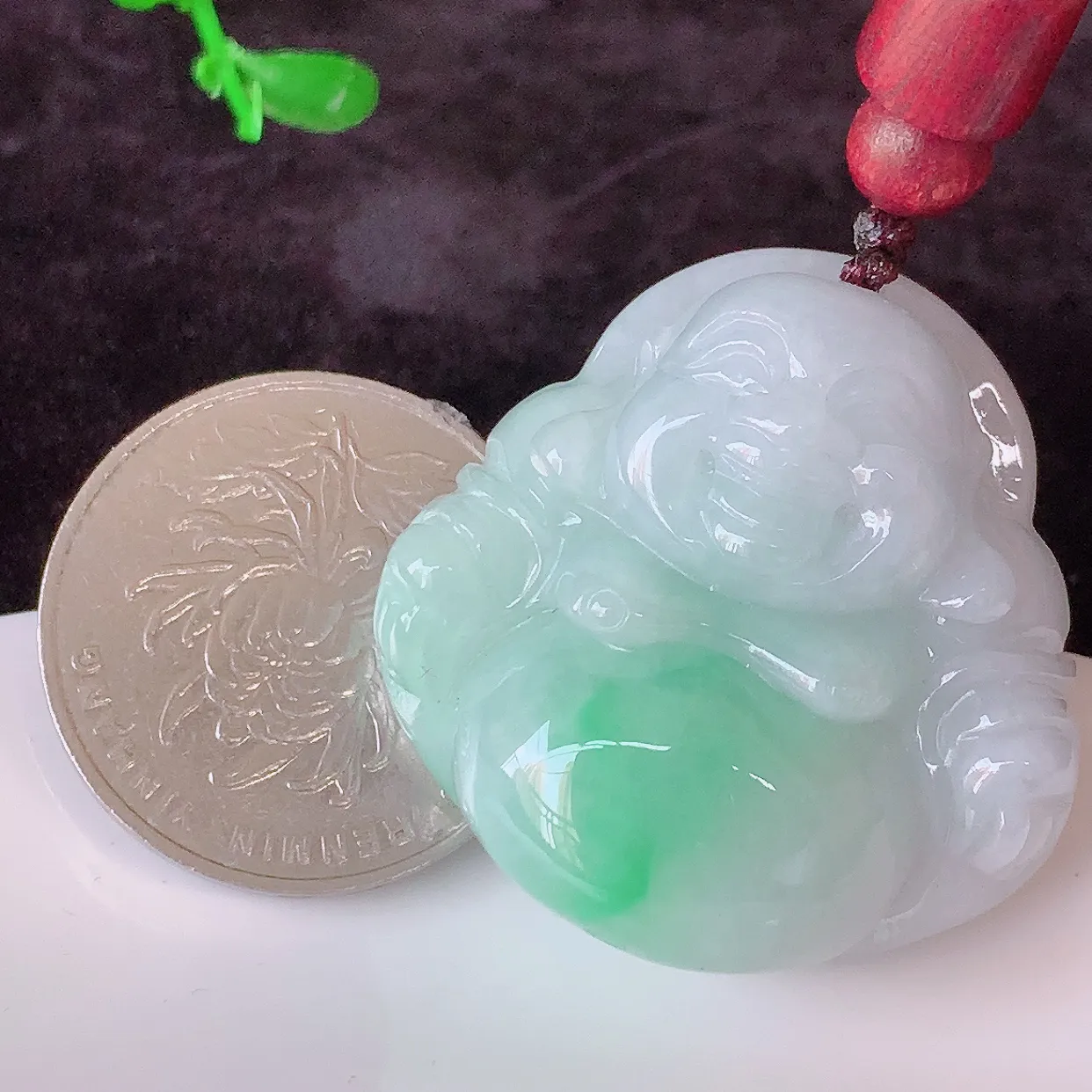 自然光实拍，冰润飘绿佛公吊坠，翡翠开心笑佛，种老水足，颜色漂亮，立体饱满圆润，佩戴效果赞#46.4