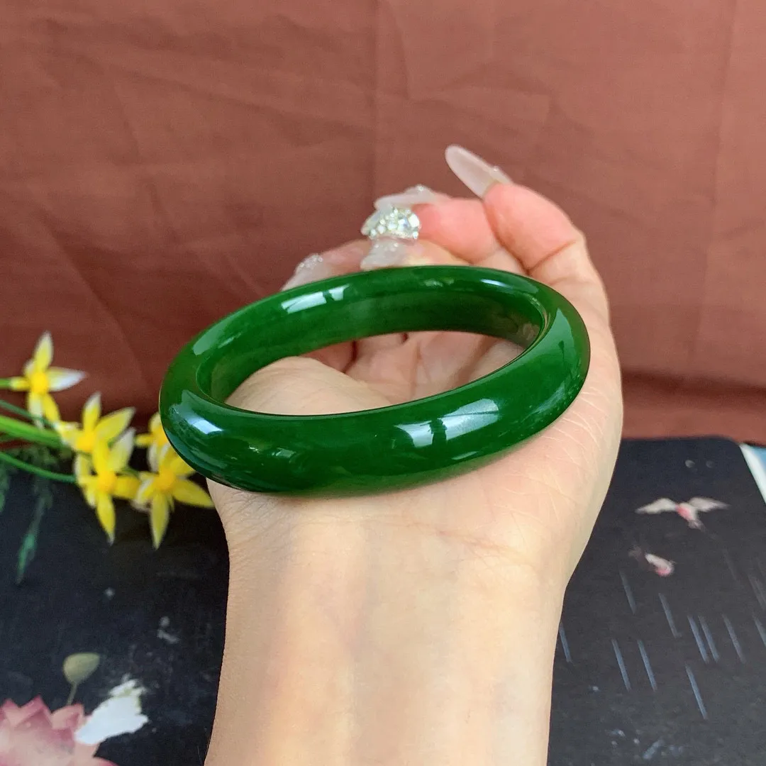 臻品，传家宝，和田玉57圈口鲜菠菜绿碧玉手镯！圈口57宽13.6玉质细腻油润 底色纯净 无裂无杂 脂粉好，品质高。