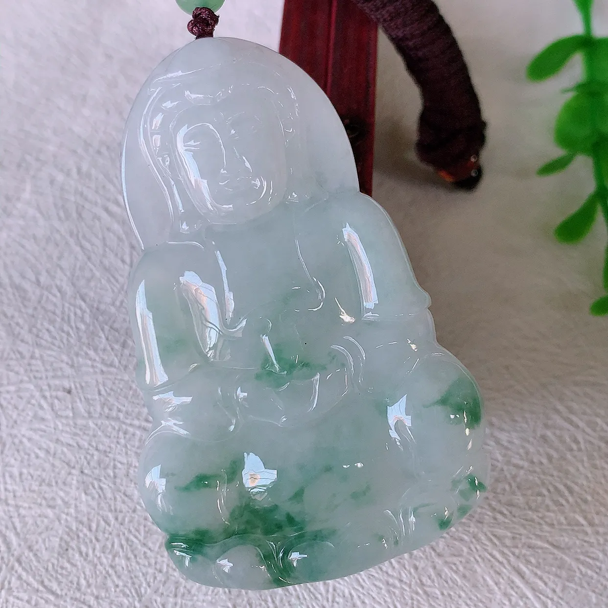 自然光实拍，大件冰飘花观音吊坠，赐福翡翠观音，翠绿迷人，观音面相端庄，佩戴时尚出众！#46.4