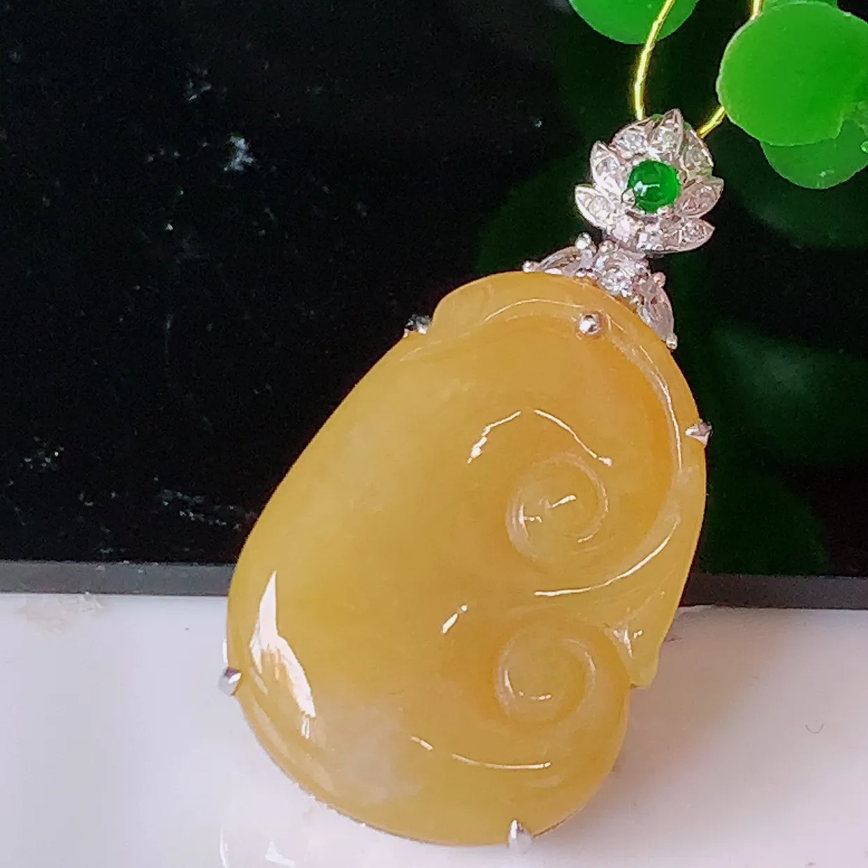 自然光实拍，18k金镶嵌黄翡翡翠如意吊坠，寓意顺心如意，事事如意，吉祥如意，细腻饱满，色泽鲜艳，称心如意佩戴优雅时尚！#35.4整体30-16-5.5裸石22-16