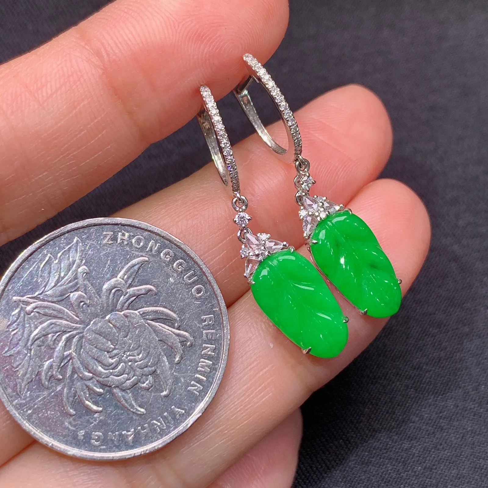 阳绿树叶耳坠，18k金镶嵌，简约时尚，冰润色阳，种水足 尺寸12.1*6.7*2
