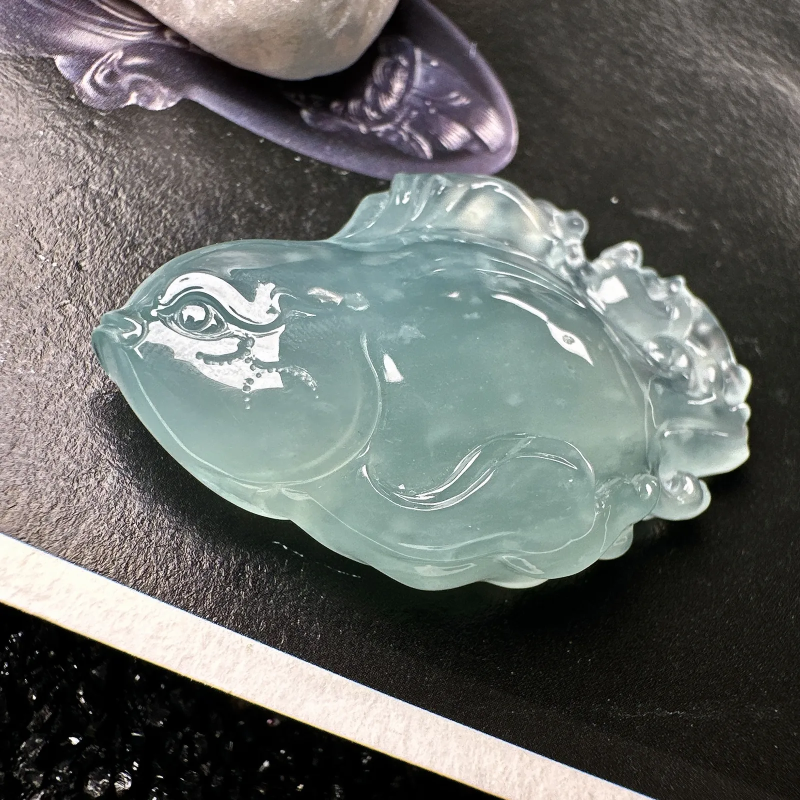 【冰种天空蓝小鱼儿】连年有余，质地不错，纯净细腻，胶感好。雕工精美，寓意好。