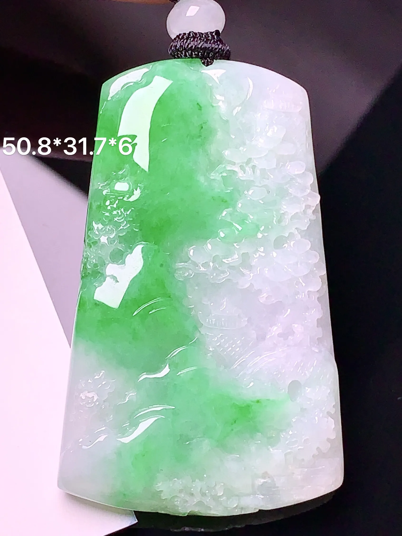 飘绿山水牌吊坠 玉质细腻 色泽清新艳丽 整体尺寸50.8*31.7*6