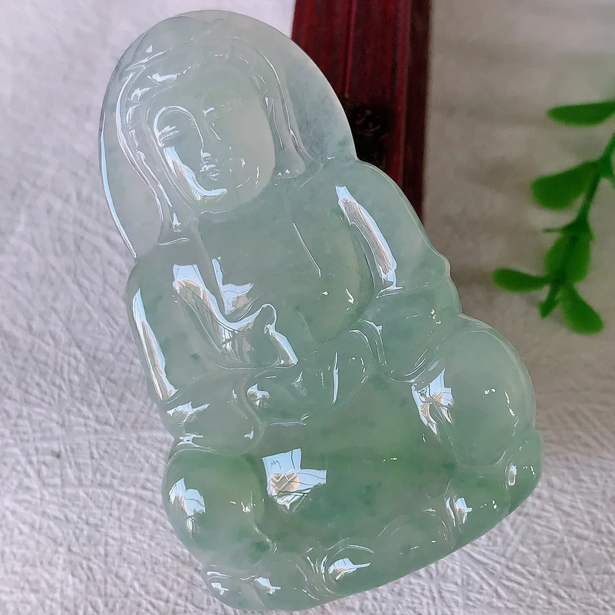 自然光实拍，大件冰种飘花翡翠正庄观音菩萨吊坠，赐福翡翠观音，翠绿迷人，观音面相端庄，佩戴时尚出众！#57.4