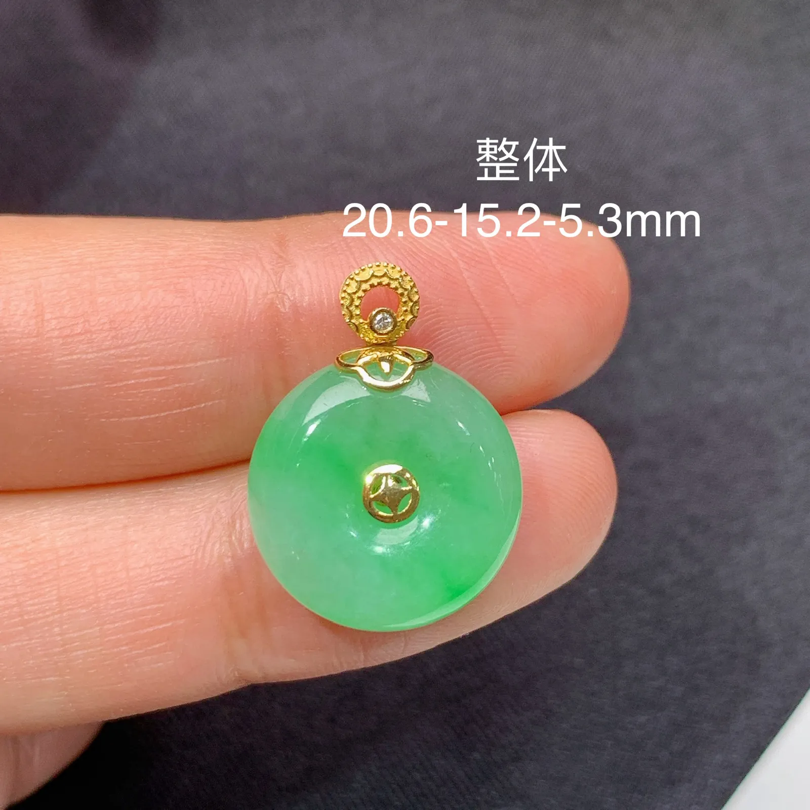 飘绿平安扣吊坠，18k金镶嵌，冰润色阳，玉质细腻，种水足 尺寸20.6*15.2*5.3