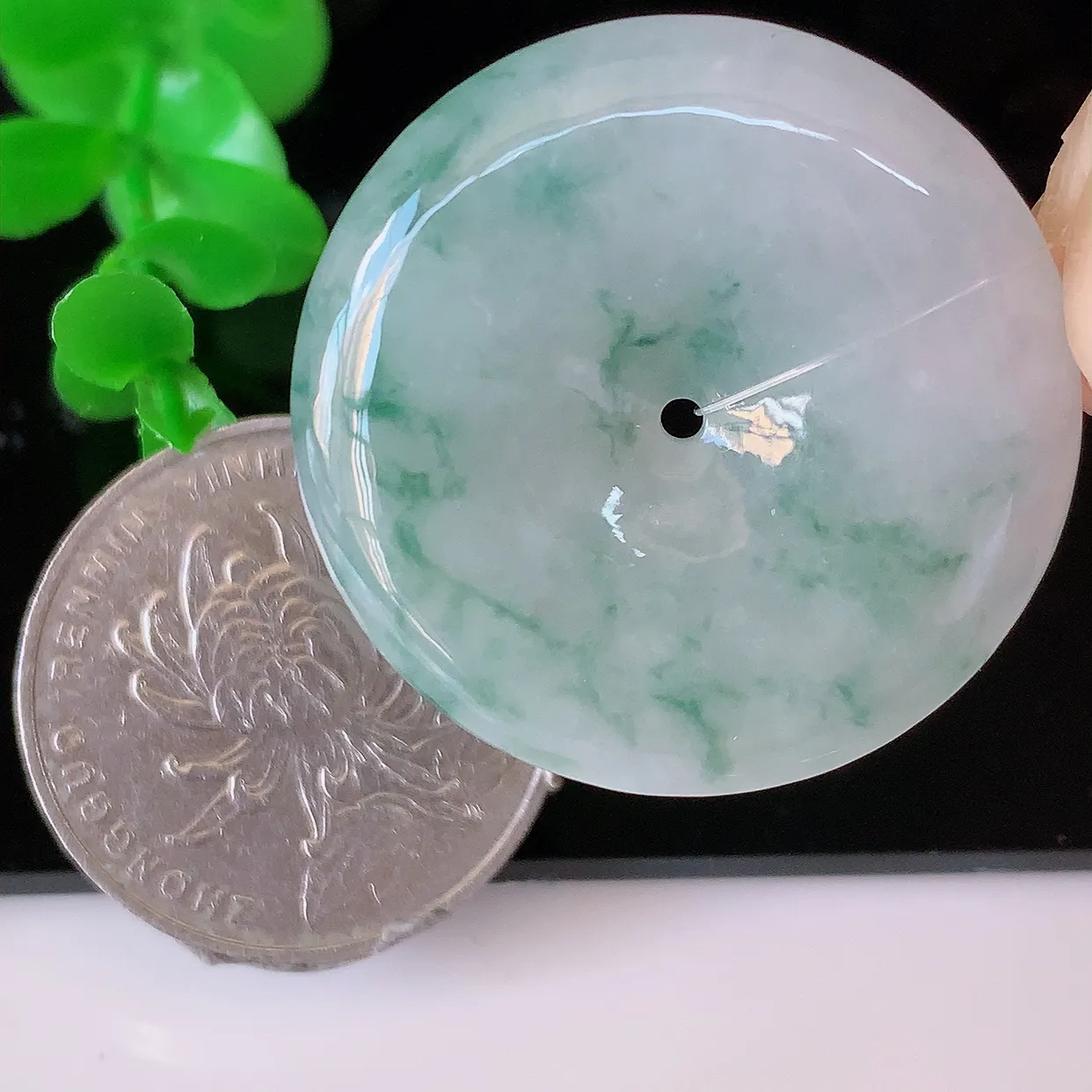 自然光实拍，水润飘花翡翠平安扣吊坠，翠色灵动，玉质细腻，颜色漂亮，品相佳，佩戴佳品！#49.4