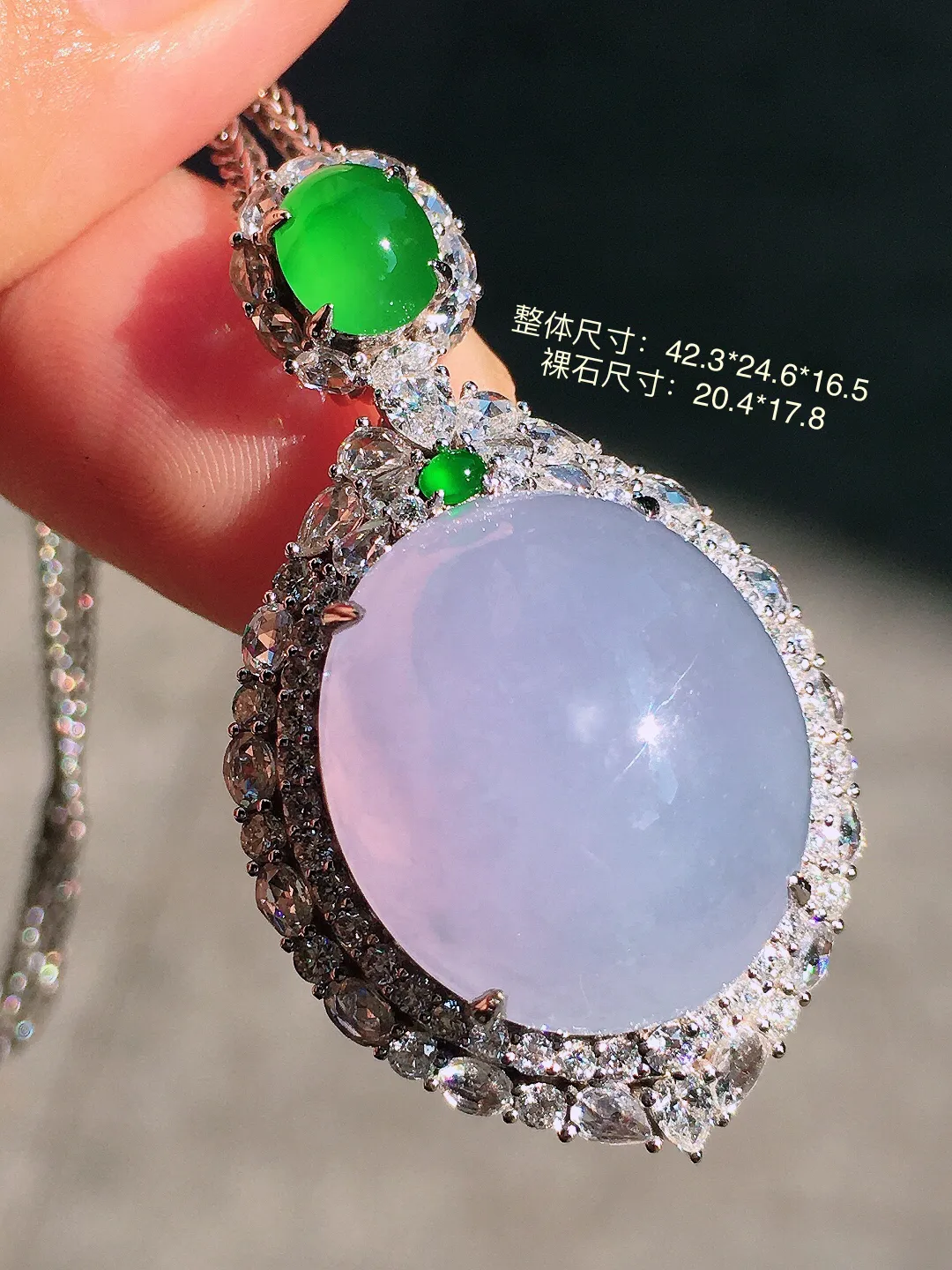 紫罗兰蛋面吊坠，色泽均匀艳丽，玉质细腻，荧光感超
强，饱满圆润，尽显优雅气质，18k
金豪华镶嵌