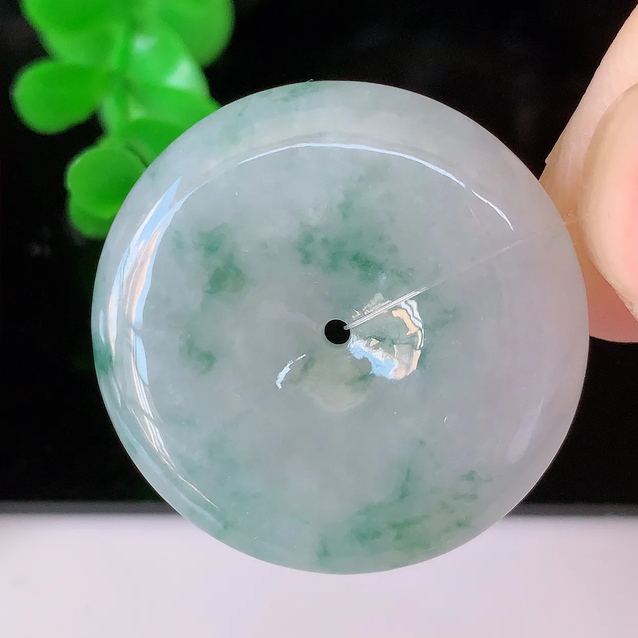 自然光实拍，水润飘花翡翠平安扣吊坠，翠色灵动，玉质细腻，颜色漂亮，品相佳，佩戴佳品！#49.4